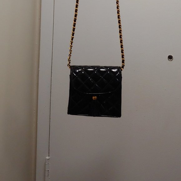 GENTLY USED, VINTAGE LOOK, PATENT LEATHER PURSE!!! - Picture 3 of 3